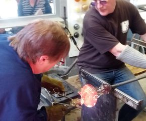 Glasblazen = teamwork! Sculpturaal bewerken van het object.